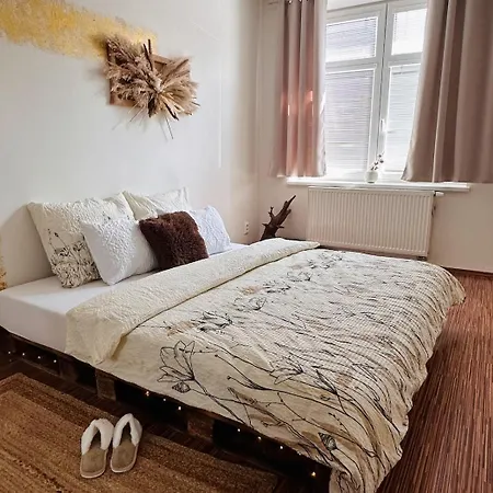 S Terasou Jako Doma I Mimo Domov * Τσέσκε Μπουντεγιόβιτσε